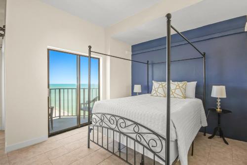 1 dormitorio con cama y vistas al océano en The Palace Resort Unit 2310 en Myrtle Beach