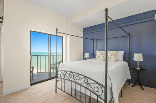 The Palace Resort Unit 2310 في ميرتل بيتش: غرفة نوم مع سرير وإطلالة على المحيط