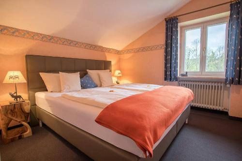 - une chambre avec un grand lit et une fenêtre dans l'établissement Ferienwohnung Steinrose, à Füssen