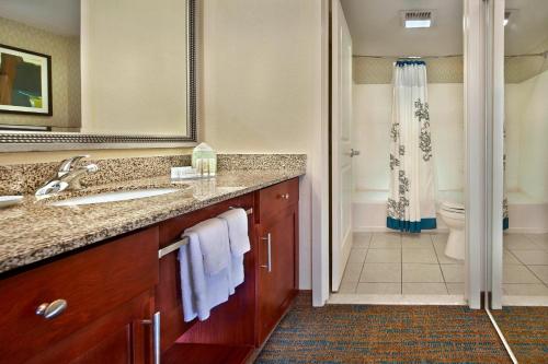 y baño con lavabo, aseo y ducha. en Residence Inn by Marriott Waldorf, en Waldorf