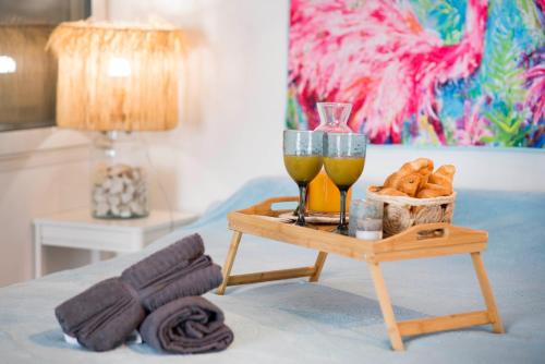 - une table avec deux verres de vin et un plateau de pain dans l'établissement * Le Rêve Bleu * Vue Mer *, à La Grande Motte