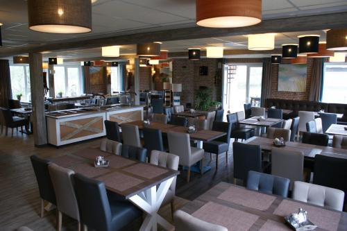 Restoran või mõni muu söögikoht majutusasutuses Recreatiecentrum de Kluft