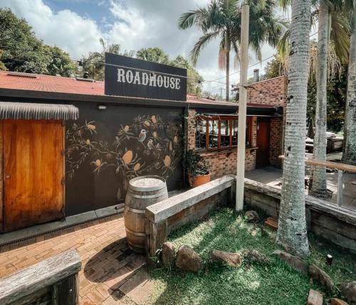 un edificio con un cartello sul lato di Cosy Home Byron Bay a Byron Bay