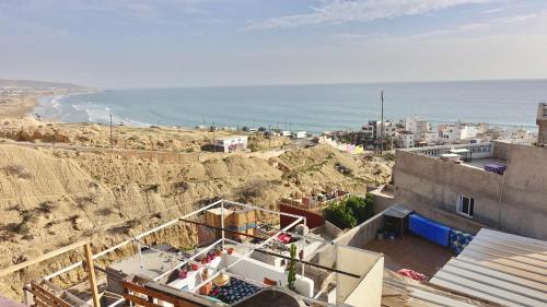 una vista aérea de la ciudad y el océano en Cozy Surf House en Taghazout