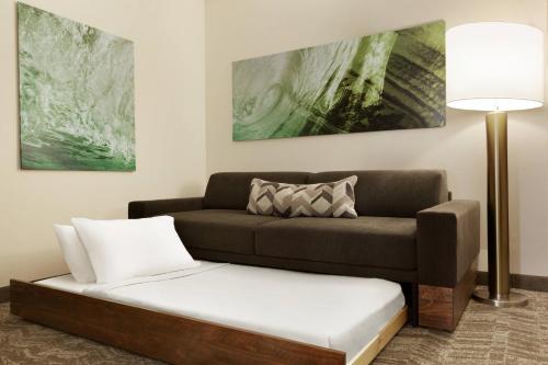 un soggiorno con divano e tavolo di Springhill Suites by Marriott West Palm Beach I-95 a West Palm Beach