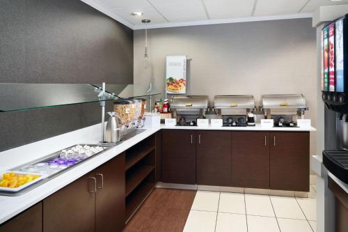 Una cocina grande con gabinetes marrones y una encimera. en Residence Inn by Marriott Fort Lauderdale City of Plantation, en Plantation