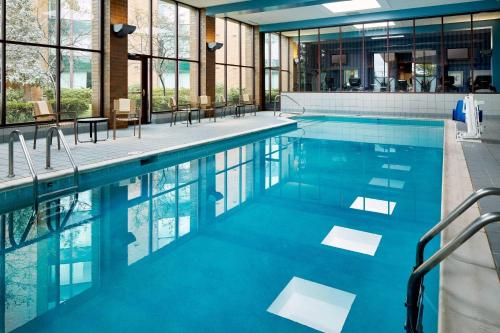 una piscina de agua azul en un edificio en Marriott Cincinnati Northeast, en Mason