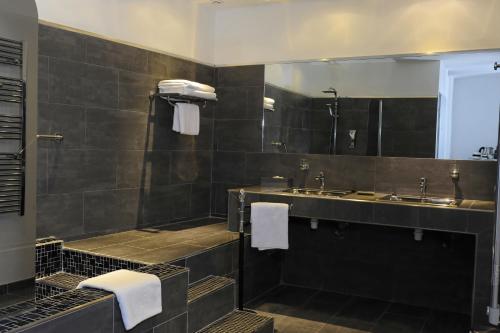 uma casa de banho com um grande lavatório e um chuveiro em De la suite dans les oliviers em Gallargues-Le-Montueux