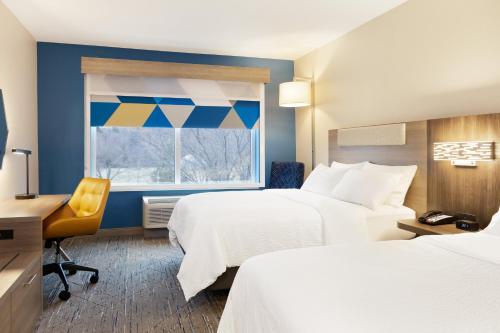 Habitación de hotel con 2 camas y ventana en Holiday Inn Express Hotel & Suites Grove City, an IHG Hotel en Grove City