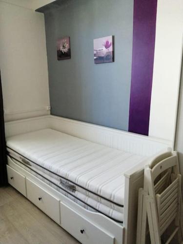 un banc dans une pièce avec un tableau sur le mur dans l'établissement Appartement pas cher en Bord de mer avec Piscine, à Canet