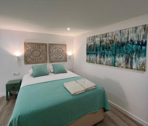 リスボンにあるCasinha dos Remédiosのベッドルーム1室(ベッド1台付)が備わります。壁には絵画2点が飾られています。