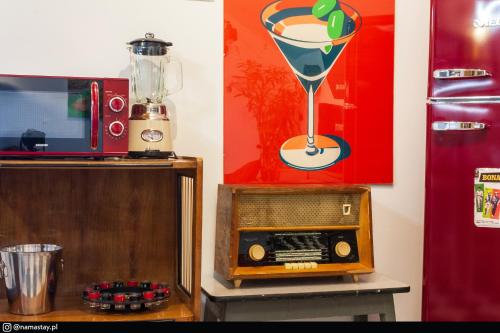 2 fotos de una habitación con microondas y una radio antigua en Retro Haven - A Timeless Escape for Nostalgic Souls by NamastayPL, en Marki
