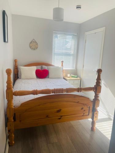 1 dormitorio con cama de madera y suelo de madera en Malvern Apartment, en Derry Londonderry