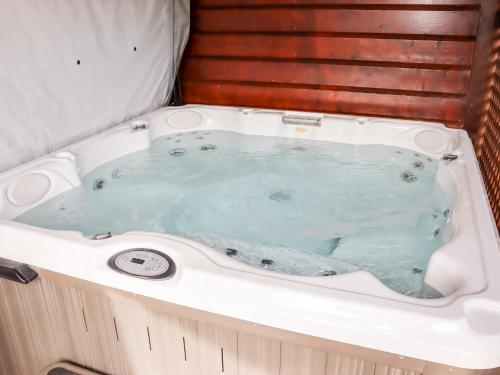 a jacuzzi tub in a boat at Watersview Lodge in Leek