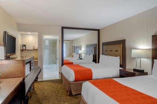 een hotelkamer met twee bedden en een televisie bij Best Western Plus Big America in Santa Maria