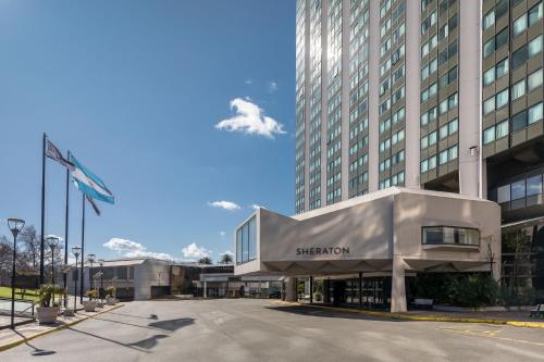 una calle vacía frente a un gran edificio en Sheraton Buenos Aires Hotel & Convention Center en Buenos Aires