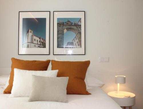 1 dormitorio con 3 fotos encima de una cama en Sweet Dreams in Braga, en Braga