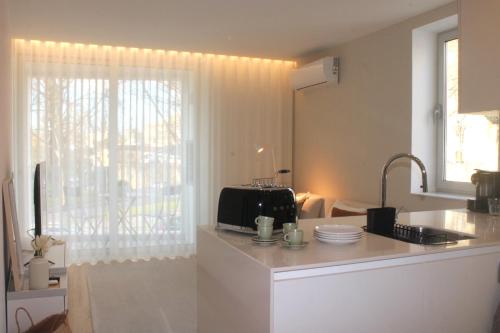 uma cozinha com um lavatório e um balcão com um micro-ondas em Sweet Dreams in Braga em Braga
