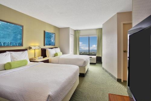 Habitación de hotel con 2 camas y TV de pantalla plana. en SpringHill Suites Denver North / Westminster, en Westminster