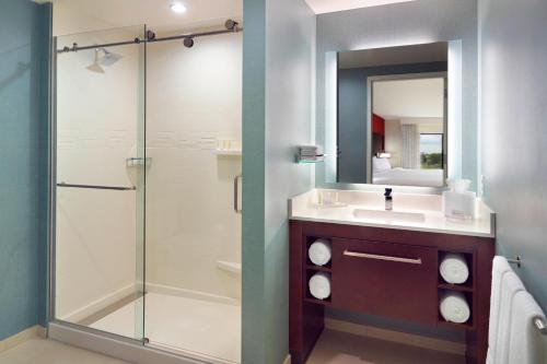 y baño con lavabo y ducha. en Residence Inn by Marriott Columbus OSU en Columbus