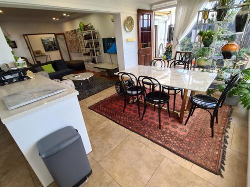 Ruang duduk di Vista unit Close to the City & Airport & Train station and Brighton Le Sands Beach