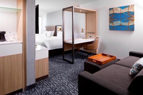 Habitación de hotel con cama y sala de estar. en SpringHill Suites by Marriott Columbus Easton Area en Columbus