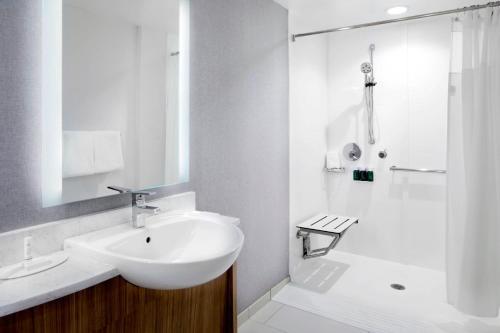 y baño blanco con lavabo y ducha. en SpringHill Suites by Marriott Columbus Easton Area en Columbus