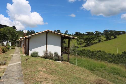a small house on top of a hill at Estalagem Sensações in Cunha