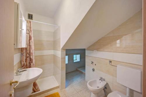 a bathroom with a sink and a toilet at Il Poggio di Poiolo in San Bartolomeo al Mare