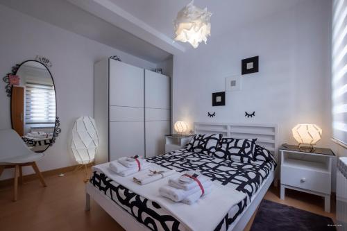 a bedroom with a bed and a table and a mirror at A los Ojos del Río Duero in Zamora
