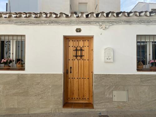 una puerta de madera en el lateral de un edificio en CASA NOAH en Nerja