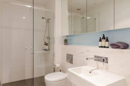 Un baño con inodoro, lavabo y ducha. en PORT MELBOURNE - A stay at the Bay, en Melbourne