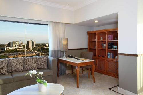 a living room with a couch and a table at Villahermosa Marriott Hotel in Villahermosa
