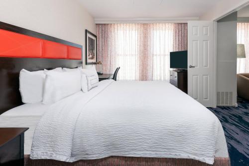 a hotel room with a large bed and a television at The Connally Hotel Downtown Atlanta, an Ascend Collection Hotel in Atlanta
