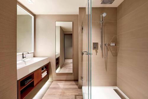 W łazience znajduje się prysznic i umywalka. w obiekcie AC Hotel by Marriott Sunnyvale Cupertino w mieście Sunnyvale