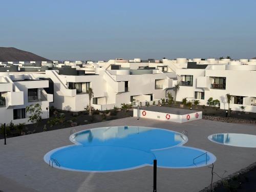Vistas al mar de un edificio con 3 piscinas en Casa Nordeste con piscina Casilla de Costa, en La Oliva