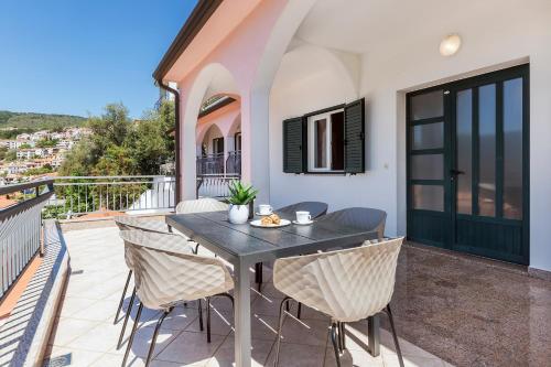 d'une terrasse avec une table et des chaises sur un balcon. dans l'établissement Apartments with a parking space Rabac, Labin - 9652, à Rabac