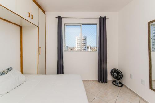 um quarto com uma cama e uma janela em Rental São José - Acomodações Residenciais em São José