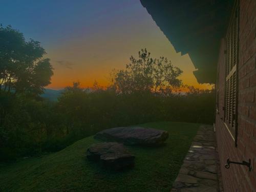 - une vue sur le coucher de soleil depuis l'extérieur de la maison dans l'établissement August de Saint Hilaire/ Reserva Alto da Colina, à Conceição da Ibitipoca