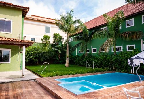 uma piscina em frente a uma casa em Casa familiar com piscina Penedo RJ em Penedo