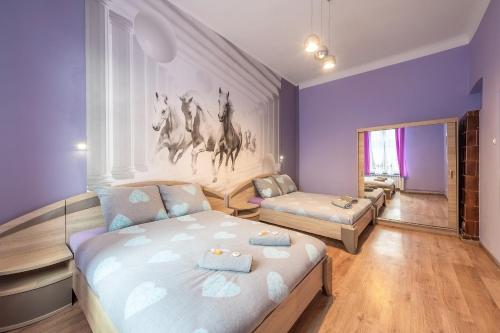 Un dormitorio con una cama y una pared con caballos. en 70s Hostel, en Cracovia