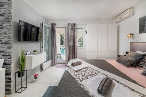 BobovišćaにあるAmare Apartmentsのベッドルーム(大型ベッド1台付)、バスルームが備わります。