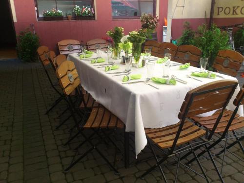 Reštaurácia alebo iné gastronomické zariadenie v ubytovaní Pokoje Gościnne u Meresa
