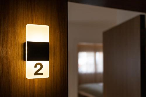 マリーニャ・グランデにあるMarinha Grande Apartamentos N2 ZENの二番のスイッチをつけて