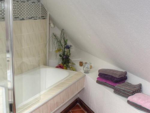 y baño con ducha y 2 toallas plegables. en Gîte Souvigny-de-Touraine, 3 pièces, 6 personnes - FR-1-381-457, en Souvigny-de-Touraine