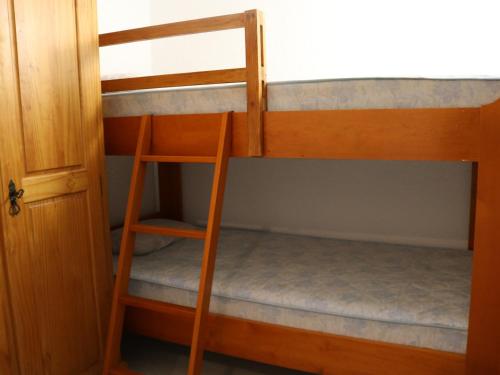 une chambre avec deux lits superposés et une échelle dans l'établissement Studio cabine 4 pers. à Biscarrosse Plage, face océan, ménage inclu - FR-1-319-218, à Biscarrosse-Plage