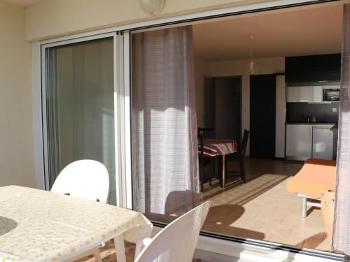 - une vue sur une salle à manger et une cuisine depuis le balcon d'un appartement dans l'établissement Studio cabine 4 pers. à Biscarrosse Plage, face océan, ménage inclu - FR-1-319-218, à Biscarrosse-Plage
