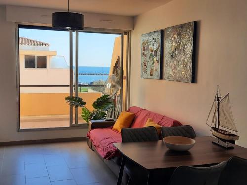 Photo de la galerie de l'établissement Appartement rénové 2 pièces, proche plage, parking inclus - FR-1-338-418, à Sète