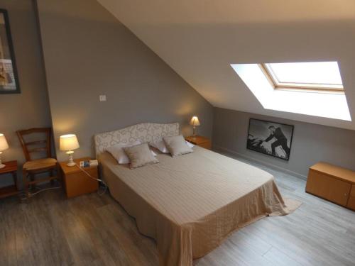 - une chambre avec un grand lit et une lucarne dans l'établissement Maison familiale à 2 pas de la plage - 7 pers, jardin, terrasse, WIFI, bien équipée - FR-1-540-149, à Notre-Dame-de-Monts