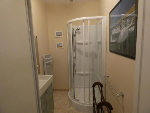une salle de bain avec douche et lavabo dans l'établissement Maison familiale à 2 pas de la plage - 7 pers, jardin, terrasse, WIFI, bien équipée - FR-1-540-149, à Notre-Dame-de-Monts